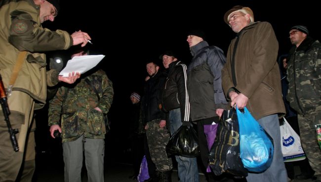 Украинские пленные во время обмена между ополченцами Донецкой Народной Республики и украинскими силовиками. Архивное фото Украинские пленные во время обмена между ополченцами Донецкой Народной Республики и украинскими силовиками. Архивное фото
