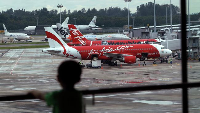Самолеты компании Air Asia в аэропорту Чанги в Сингапуре Самолеты компании Air Asia в аэропорту Чанги в Сингапуре