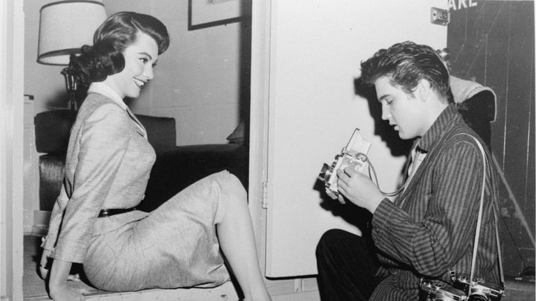 Элвис Пресли фотографирует актрису Джуди Тайлер Элвис Пресли фотографирует актрису Джуди Тайлер