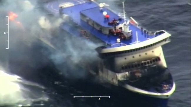Пожар на пароме Norman Atlantic в Ионическом море. Кадр из видео береговой охраны Италии