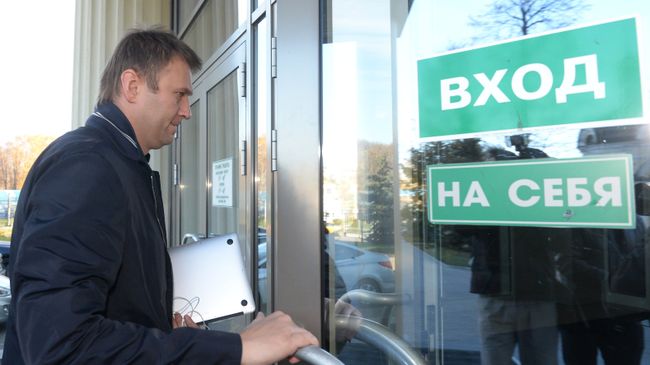 Алексей Навальный перед заседанием суда по делу Ив Роше Алексей Навальный перед заседанием суда по делу Ив Роше