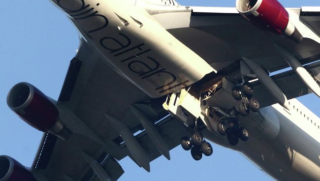 Вид неисправной ходовой части самолета Boeing 747 авиакомпании Virgin Atlantic, вынужденного совершить аварийную посадку в аэропорту Гатвик в Лондоне. 29 декабря 2014 Вид неисправной ходовой части самолета Boeing 747 авиакомпании Virgin Atlantic, вынужденного совершить аварийную посадку в аэропорту Гатвик в Лондоне. 29 декабря 2014