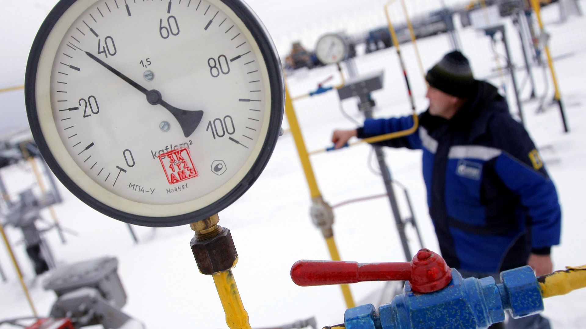 Рабочий на крановом узле газопровода Рабочий на крановом узле газопровода - РИА Новости, 1920, 13.01.2022