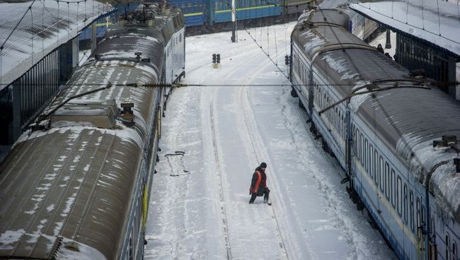 Работник железнодорожного транспорта на вокзале Киева. Архивное фото Работник железнодорожного транспорта на вокзале Киева. Архивное фото