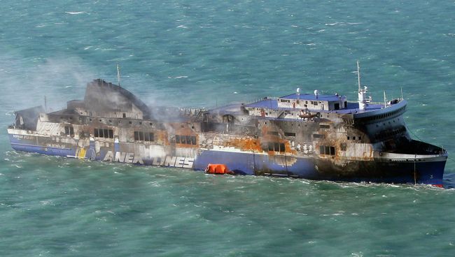 Сгоревший итальянский паром Norman Atlantic в водах Греции Сгоревший итальянский паром Norman Atlantic в водах Греции