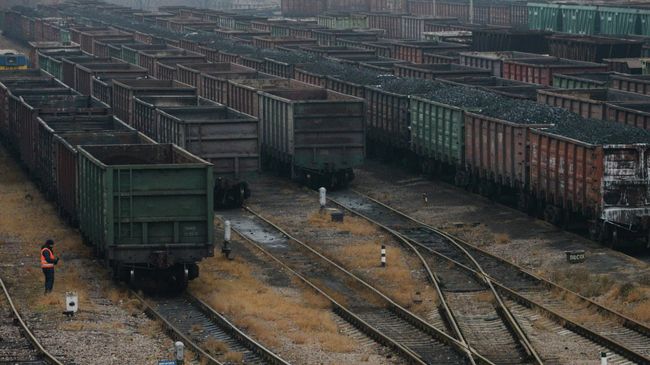 Вагоны с углем на железной дороге, Украина. Архивное фото Вагоны с углем на железной дороге, Украина. Архивное фото