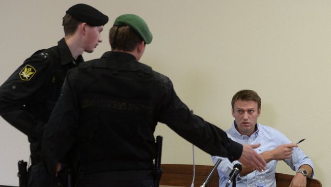 Оппозиционный политик Алексей Навальный во время рассмотрения апелляционных жалоб по делу Кировлеса в Кировском областном суде