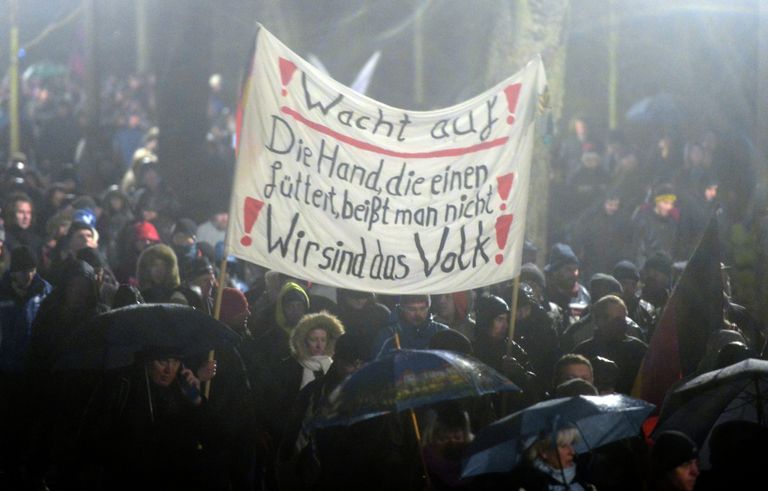 Участники акции протеста в Германии, выступающие против нетерпимости в отношении иммигрантов и движения Pegida Участники акции протеста в Германии, выступающие против нетерпимости в отношении иммигрантов и движения Pegida
