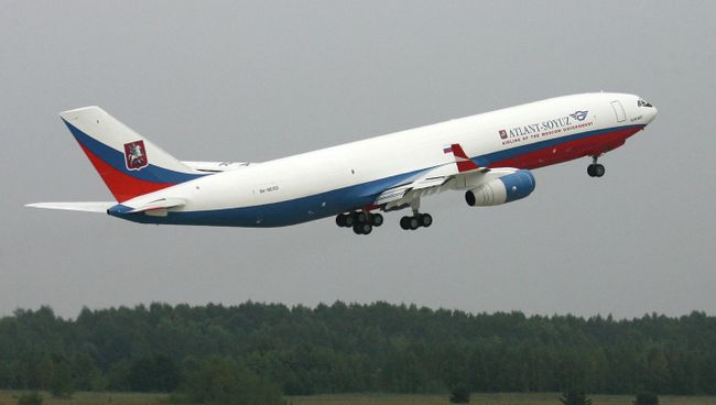 Самолет Ил-96-400. Архивное фото Самолет Ил-96-400. Архивное фото