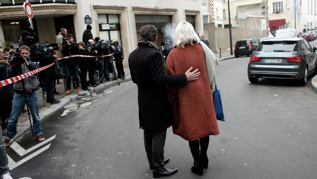 Люди стоят возле офиса издания Charlie Hebdo в Париже Люди стоят возле офиса издания Charlie Hebdo в Париже