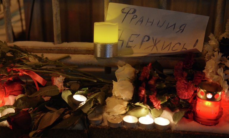 Акция скорби возле посольства Франции в Москве