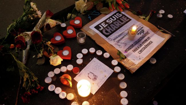 Свечи в память погибших в редакции журнала редакцию журнала Charlie Hebdo в Париже, 10 января 2015 Свечи в память погибших в редакции журнала редакцию журнала Charlie Hebdo в Париже, 10 января 2015
