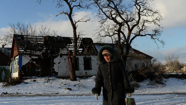 Женщина проходит мимо здания, разрушенного в результате боевых действий в деревне Степановка, Украина. Архивное фото Женщина проходит мимо здания, разрушенного в результате боевых действий в деревне Степановка, Украина. Архивное фото