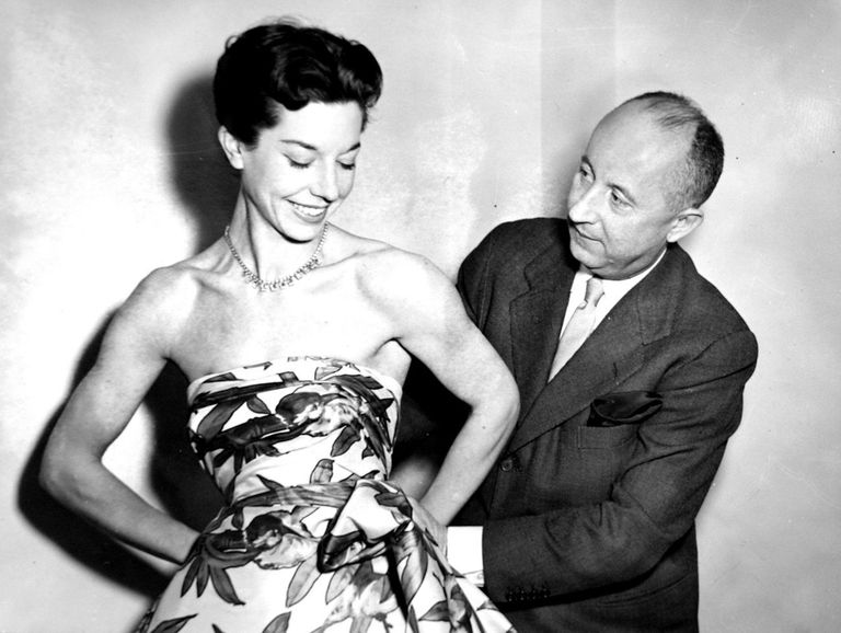 Французский дизайнер Кристиан Диор и модель Дороти Эммс. 1952 Французский дизайнер Кристиан Диор и модель Дороти Эммс. 1952