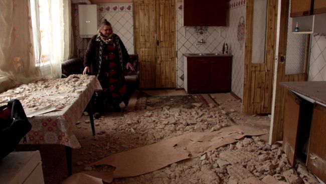 Жители Донецка показали разрушенные после ночного обстрела дома Жители Донецка показали разрушенные после ночного обстрела дома