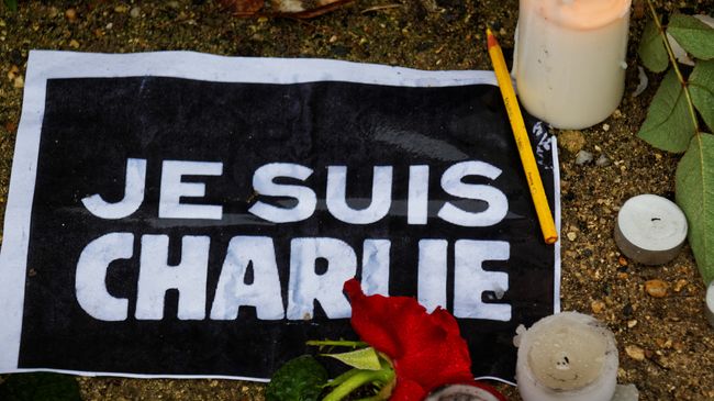 Память жертв теракта в офисе журнала Charlie Hebdo во Франции Память жертв теракта в офисе журнала Charlie Hebdo во Франции