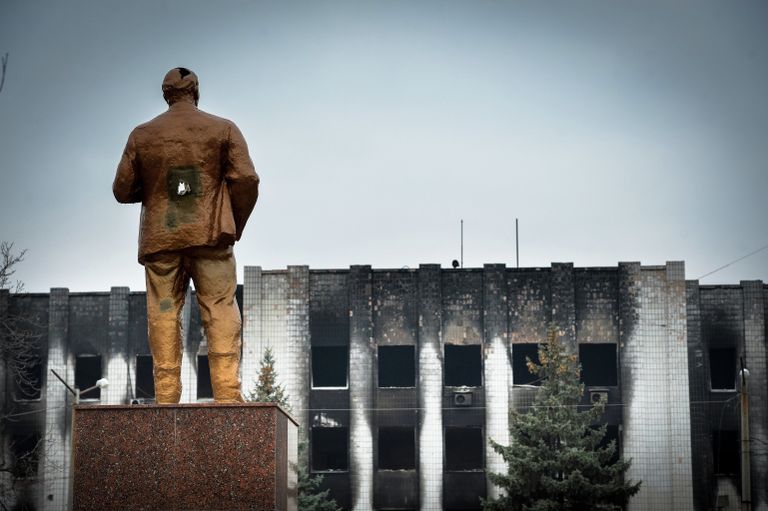 Памятник В.И. Ленину у здания городского совета в Шахтерске Памятник В.И. Ленину у здания городского совета в Шахтерске