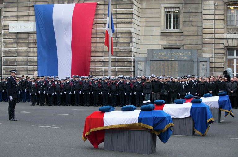 Похороны полицейских, погибших в результате терактов в Париже Похороны полицейских, погибших в результате терактов в Париже