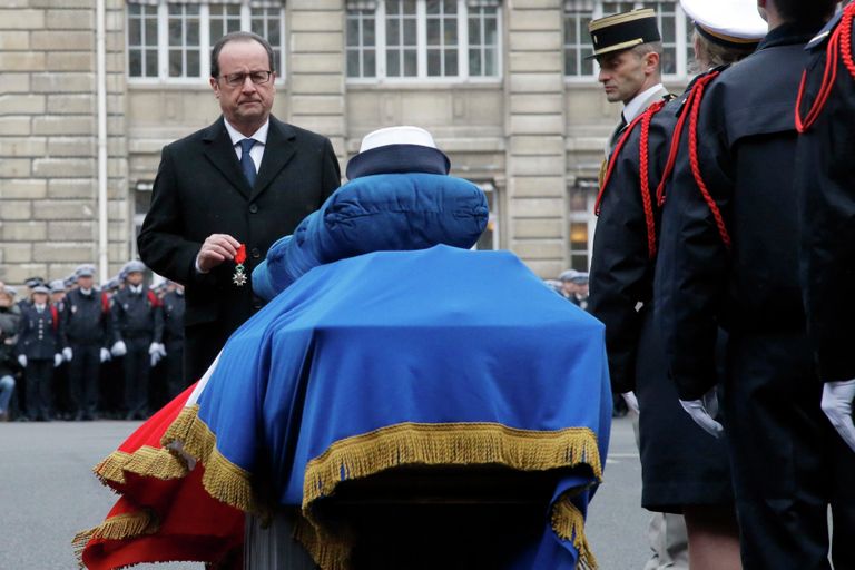 Президент Франции Франсуа Олланд перед гробом офицера полиции, погибшего в результате теракта в Париже Президент Франции Франсуа Олланд перед гробом офицера полиции, погибшего в результате теракта в Париже
