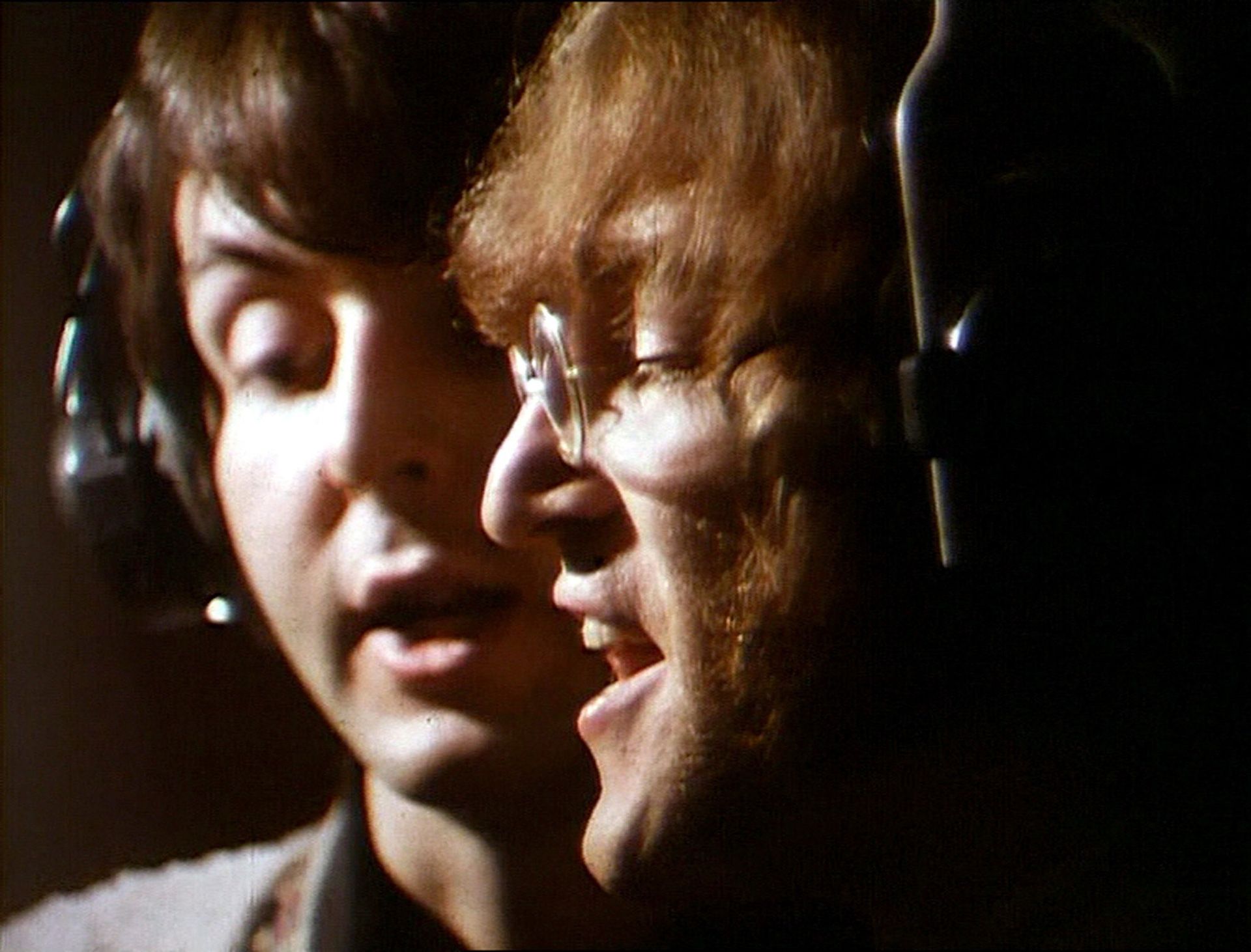 Джон Леннон и Пол Маккартни во время звукозаписи. Abbey Road Studios, Лондон. 1968 год Джон Леннон и Пол Маккартни во время звукозаписи. Abbey Road Studios, Лондон. 1968 год - РИА Новости, 1920, 08.10.2020