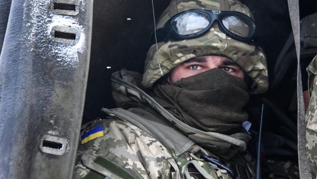 Солдат украинской армии на позиции возле аэропорта Донецка. Архивное фото Солдат украинской армии на позиции возле аэропорта Донецка. Архивное фото