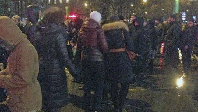 Люди у станции метро Автозаводская после сбоя движения поездов на зеленой ветке Люди у станции метро Автозаводская после сбоя движения поездов на зеленой ветке