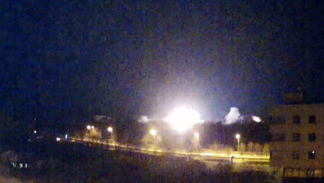 Огни артиллерийских взрывов осветили небо над аэропортом Донецка Огни артиллерийских взрывов осветили небо над аэропортом Донецка