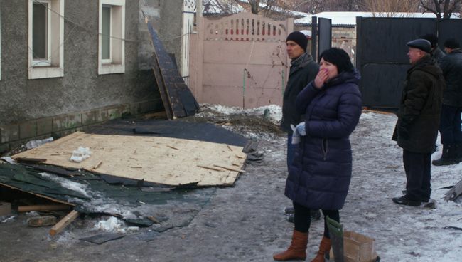 Жители Донецка у дома, разрушенного в результате обстрела украинскими силовиками Жители Донецка у дома, разрушенного в результате обстрела украинскими силовиками