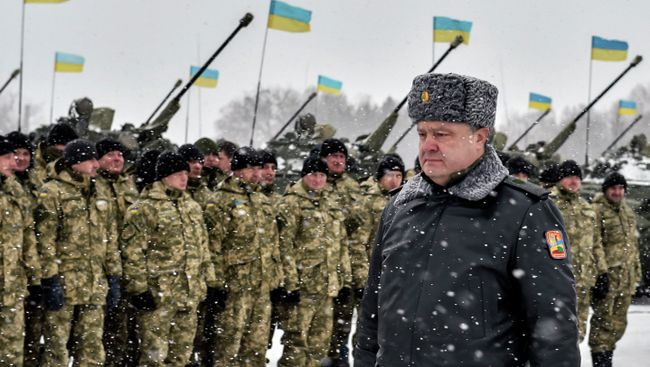 Президент Украины Петр Порошенко проходит перед строем солдат. Архивное фото Президент Украины Петр Порошенко проходит перед строем солдат. Архивное фото