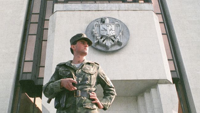Сотрудник правоохранительных органов у Парламента Молдавии. Архивное фото Сотрудник правоохранительных органов у Парламента Молдавии. Архивное фото