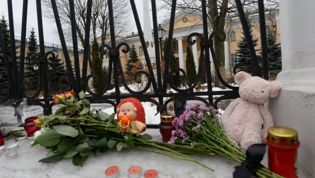 Цветы и свечи у посольства Армении в Москве в связи с трагедией в Гюмри Цветы и свечи у посольства Армении в Москве в связи с трагедией в Гюмри
