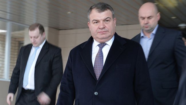 Бывший министр обороны Анатолий Сердюков у Пресненского суда. Архивное фото Бывший министр обороны Анатолий Сердюков у Пресненского суда. Архивное фото