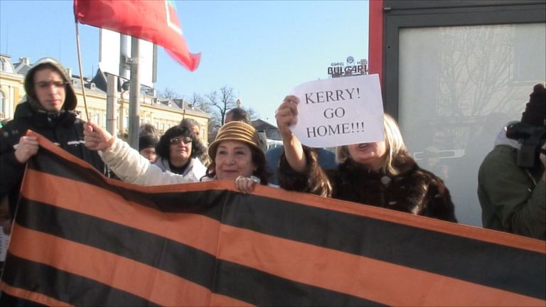 Антиамериканские лозунги и георгиевские ленты – как в Софии встретили Керри Антиамериканские лозунги и георгиевские ленты – как в Софии встретили Керри