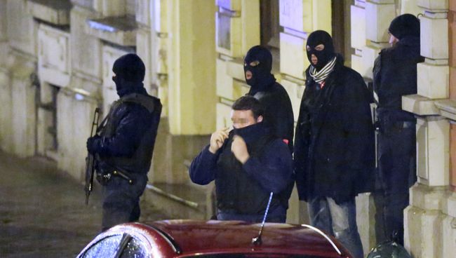 Сотрудники бельгийской полиции у входа жилое здание во время антитеррористической операции в городе Вервье. Архивное фото Сотрудники бельгийской полиции у входа жилое здание во время антитеррористической операции в городе Вервье. Архивное фото