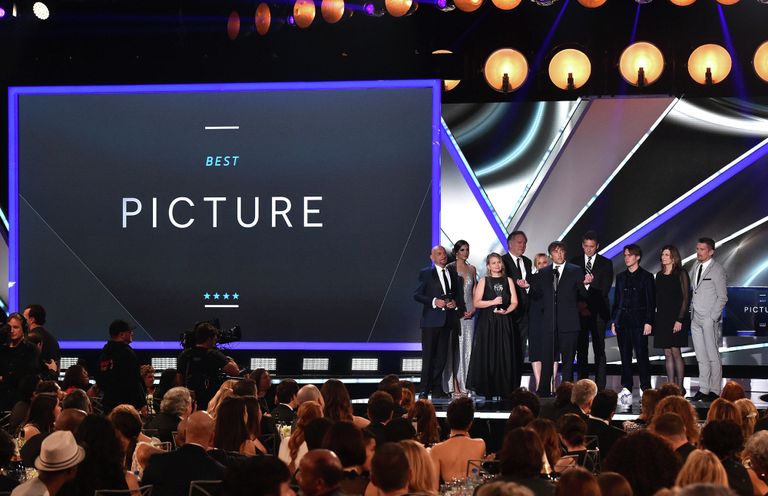 Съемочная группа фильма Отрочество на церемонии вручения премии Critics' Choice Съемочная группа фильма Отрочество на церемонии вручения премии Critics' Choice