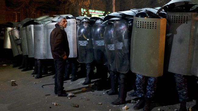 Полиция и протестующий в городе Гюмри, Армения