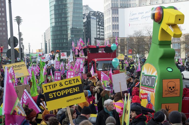 Протестующе против подписания соглашения о Трансатлантическом торговом и инвестиционном партнерстве (TTIP) в Берлине