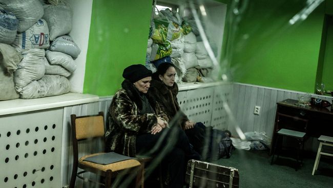 Женщины в бомбоубежище во время обстрела в Ворошиловском районе Донецка Женщины в бомбоубежище во время обстрела в Ворошиловском районе Донецка