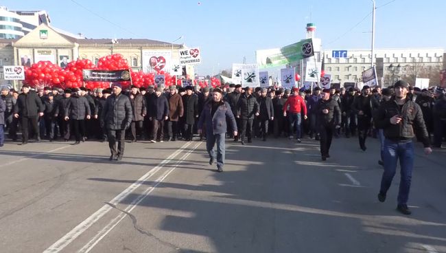 Митинговавшие за исламские ценности в Чечне выпустили в небо воздушные шары Митинговавшие за исламские ценности в Чечне выпустили в небо воздушные шары