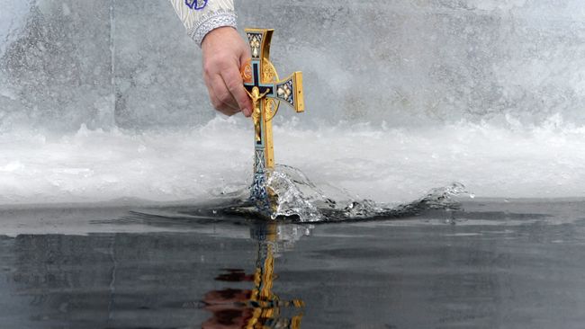 Освящение воды в крещенской купели