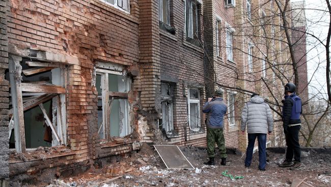Журналисты осматривают больницу, поврежденную в результате обстрела Донецка украинской армией. Архивное фото. Журналисты осматривают больницу, поврежденную в результате обстрела Донецка украинской армией. Архивное фото.