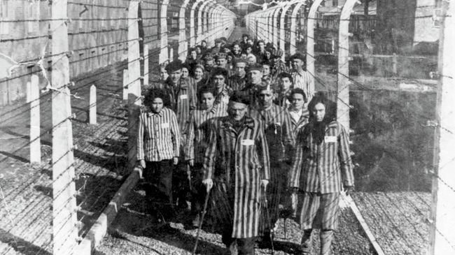 Заключенные в концентрационном лагере Освенцим. Архивное фото Заключенные в концентрационном лагере Освенцим. Архивное фото