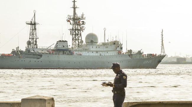 Разведывательный корабль ВМФ РФ Виктор Леонов в порту Гаваны, Куба. Архивное фото