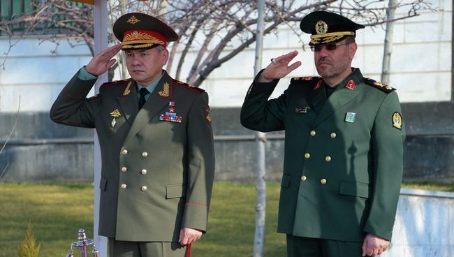 Министр обороны РФ Сергей Шойгу и министр обороны и поддержки вооруженных сил Ирана бригадный генерал Хосейн Дехган Министр обороны РФ Сергей Шойгу и министр обороны и поддержки вооруженных сил Ирана бригадный генерал Хосейн Дехган