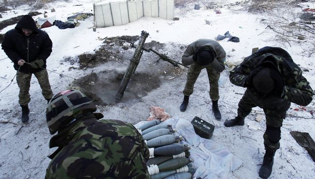 Украинские военные ведут обстрел позиций ополченцев из миномета в районе аэропорта Донецка. Архивное фото Украинские военные ведут обстрел позиций ополченцев из миномета в районе аэропорта Донецка. Архивное фото