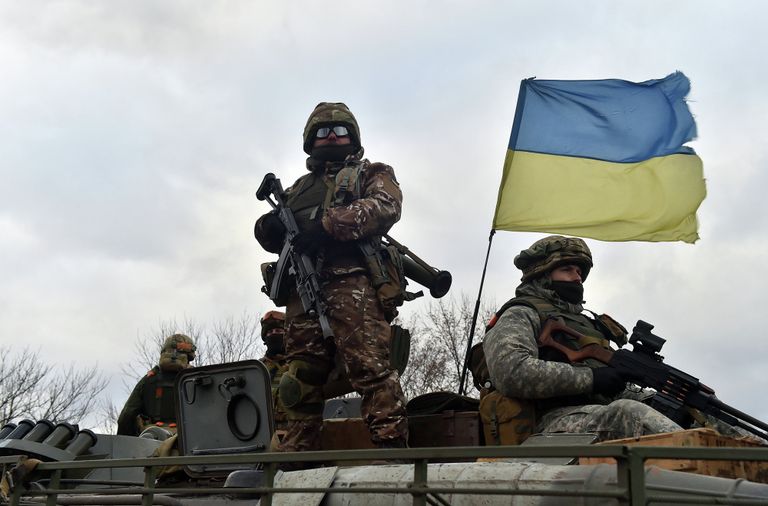 Украинские военные на бронетранспортере в районе Дебальцево, Донецкая область Украинские военные на бронетранспортере в районе Дебальцево, Донецкая область