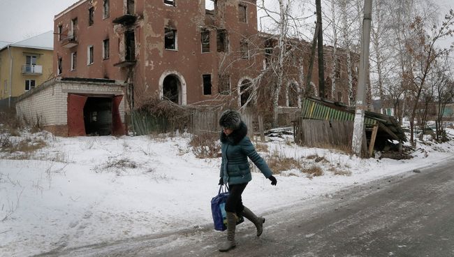 Дом разрушенный в результате обстрела на Украине. Архивное фото Дом разрушенный в результате обстрела на Украине. Архивное фото