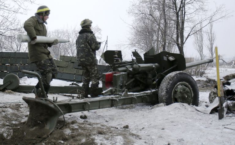 Украинский военный заряжает пушку в окрестностях Донецкого аэропорта. Архивное фото Украинский военный заряжает пушку в окрестностях Донецкого аэропорта. Архивное фото
