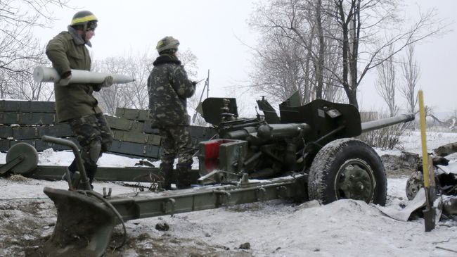 Украинский военный заряжает пушку в окрестностях Донецкого аэропорта. Архивное фото Украинский военный заряжает пушку в окрестностях Донецкого аэропорта. Архивное фото