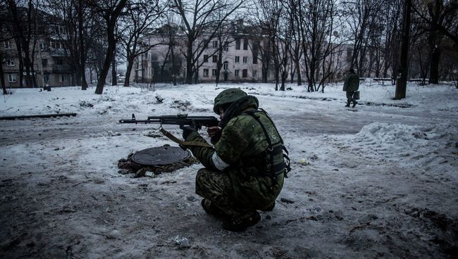 Ополченец в Киевском районе Донецка. Архивное фото Ополченец в Киевском районе Донецка. Архивное фото